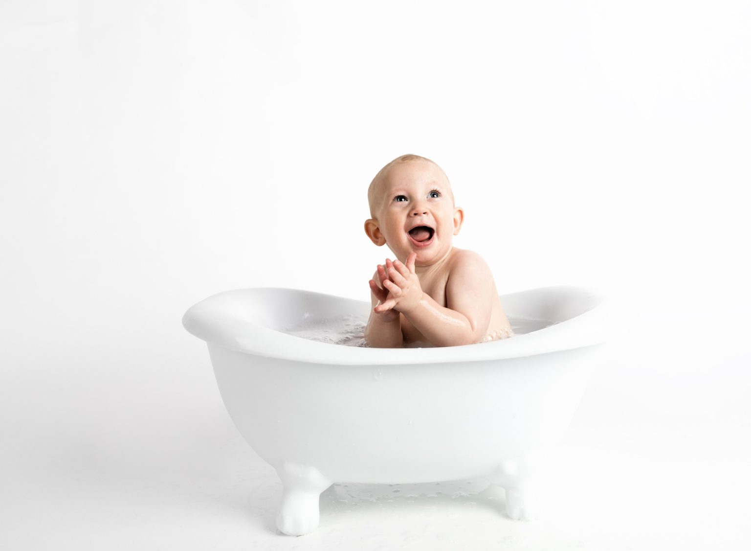 baby-bathing-in-the-bath