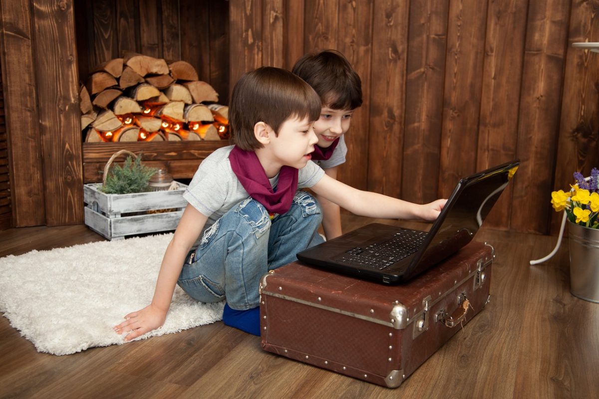 kids-watching-movie-on-laptop