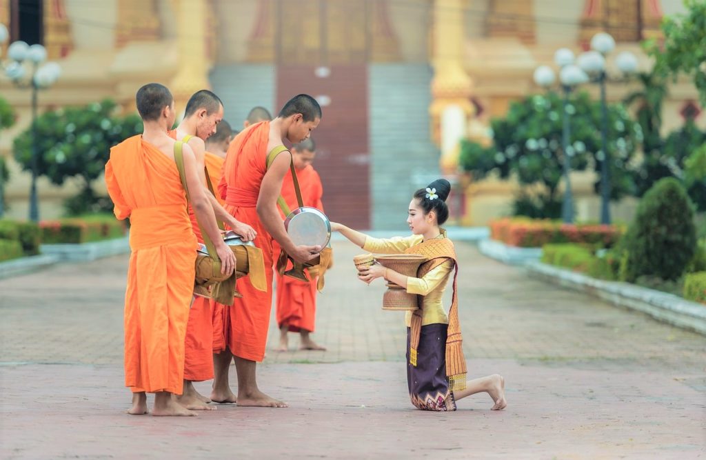 woman-charity-to-monks