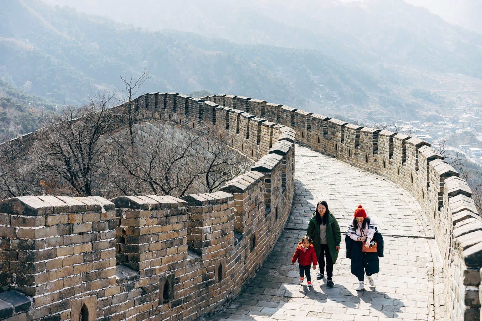 中国歴史探索で万里の長城を歩く女性